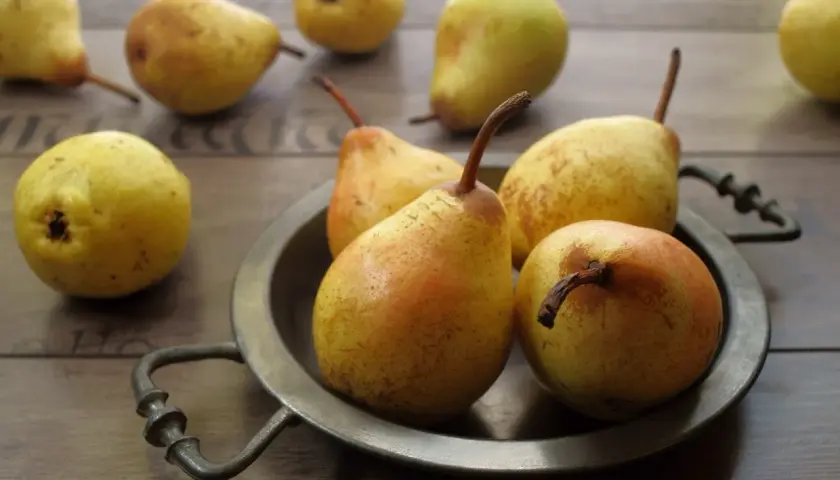 Gruszki na talerzu. Czy pies może jeść gruszkę? Tak, ale bez pestek i ogonka.