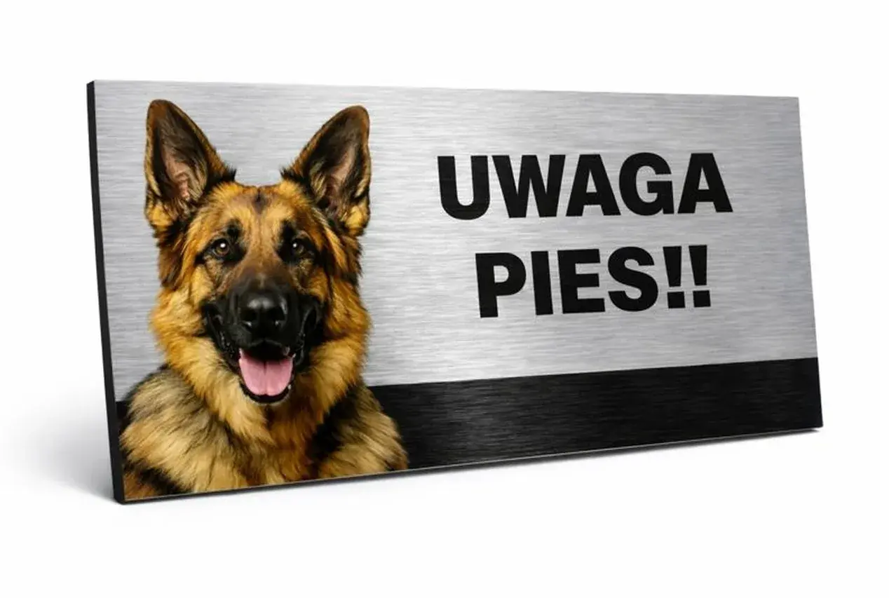 Tabliczka z napisem "UWAGA PIES!!" i wizerunkiem owczarka niemieckiego. Czy taka tabliczka uwaga pies jest obowiązkowa?