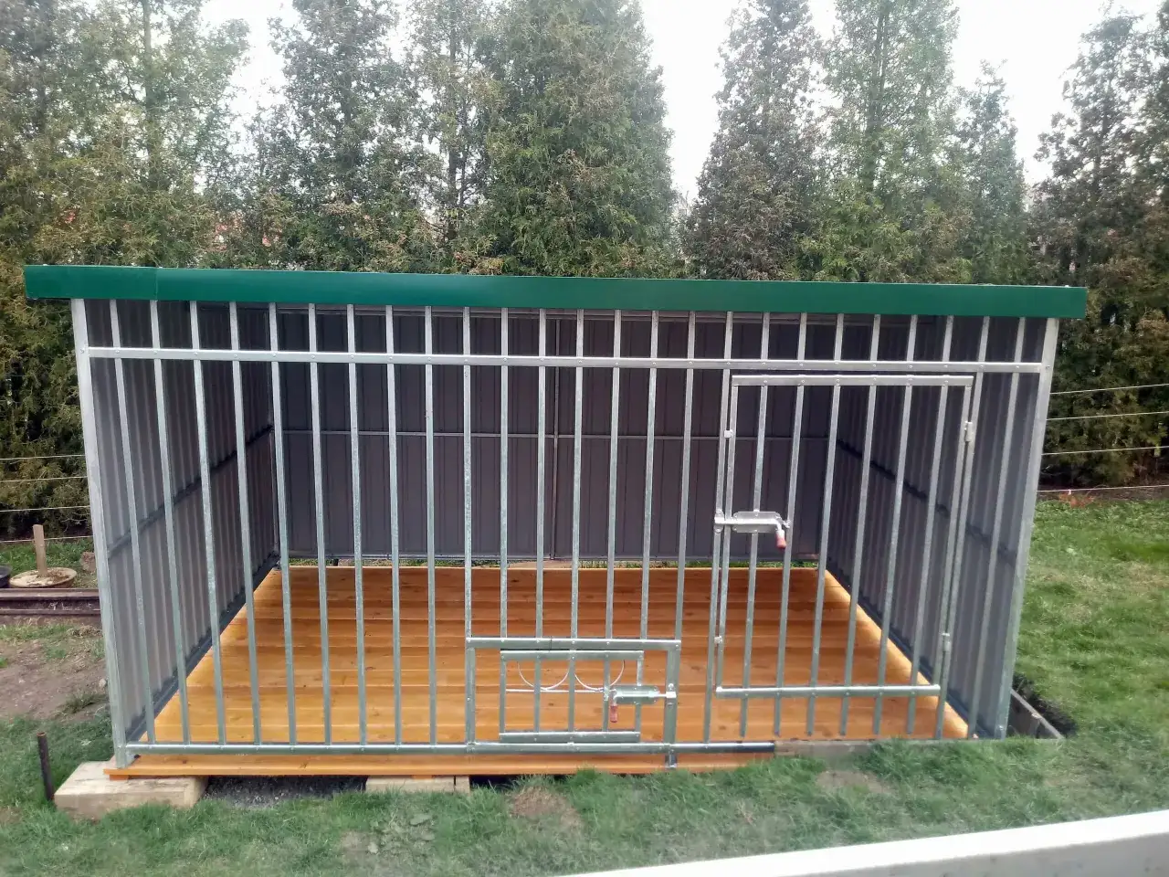 Nowy kojec dla psa, z drewnianą podłogą i zielonym dachem, gotowy na przyjęcie pupila. Wymiary kojca dla psa ustawa spełnione.